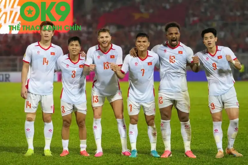Dù gặp nhiều khó khăn, đoàn quân của HLV Kim Sang Sik vẫn thi đấu đầy bản lĩnh và bảo vệ thành công lợi thế 2 bàn trước trận bán kết lượt về. Dù gặp nhiều khó khăn, đoàn quân của HLV Kim Sang Sik vẫn thi đấu đầy bản lĩnh và bảo vệ thành công lợi thế 2 bàn trước trận bán kết lượt về.