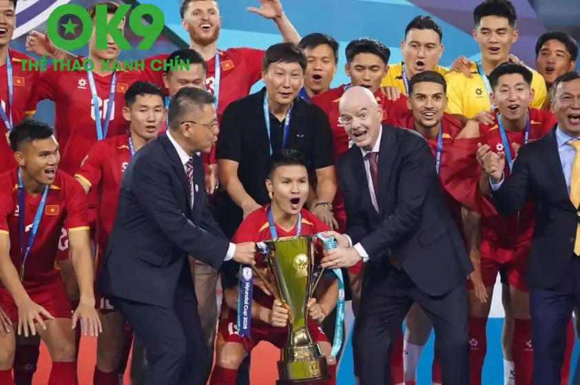 HLV Kim Sang Sik tiết lộ rằng chủ tịch FIFA muốn thấy ĐT Việt Nam tranh tài tại sân chơi World Cup. HLV Kim Sang Sik tiết lộ rằng chủ tịch FIFA muốn thấy ĐT Việt Nam tranh tài tại sân chơi World Cup.